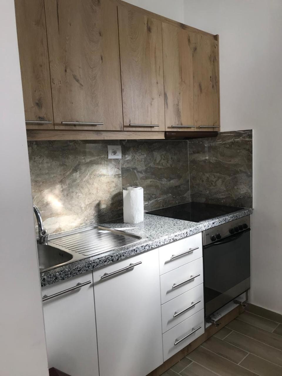 Vila Floban & Mirdar Koshi Sarandë エクステリア 写真