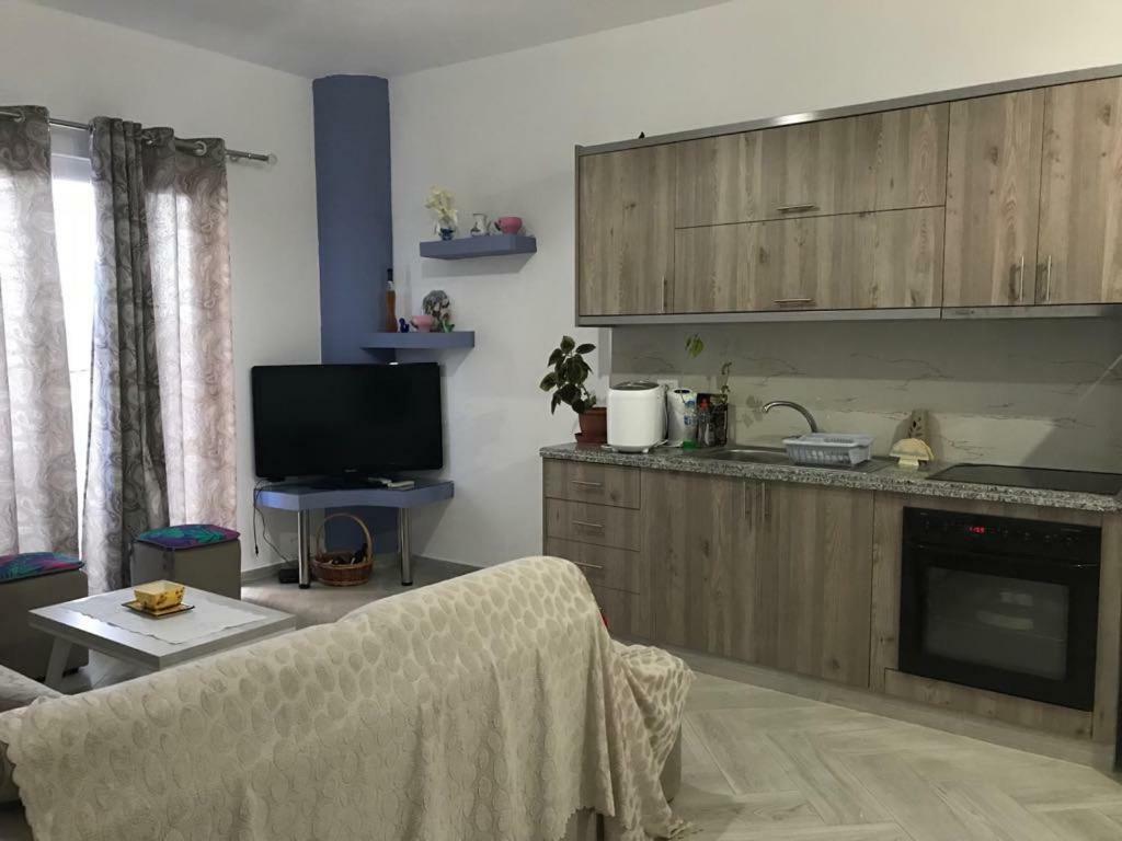 Vila Floban & Mirdar Koshi Sarandë エクステリア 写真